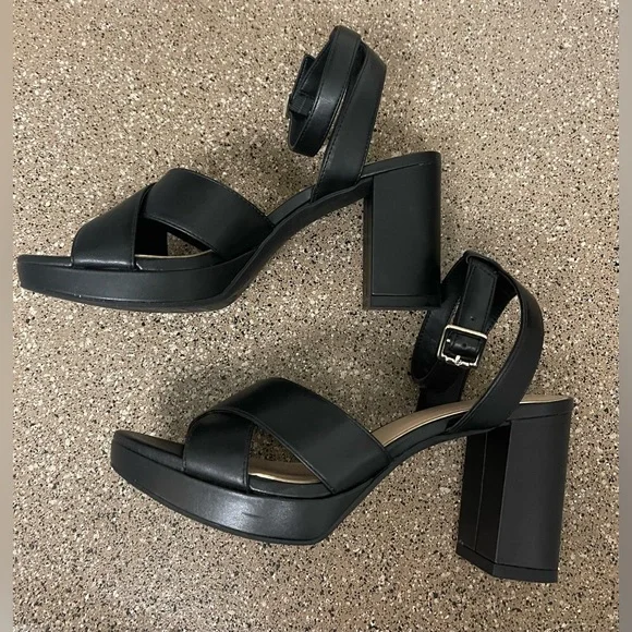 Kelly & Katie Hanniah Platform Sandal - Picture 12 of 13